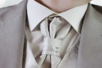 Kravata: kolonijalni čvor ili simbol elegancije?